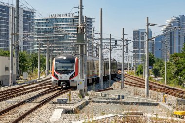 İstanbul, 6 Ağustos 2020 yaz mevsiminde ve sabah saatlerinde Marmaray demiryolu ve modern binalarla İstanbul 'dan şehir hayatı ve şehir manzarası..