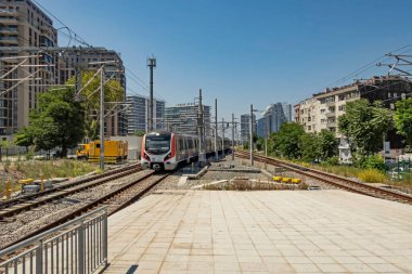 İstanbul, 6 Ağustos 2020 yaz mevsiminde ve sabah saatlerinde Marmaray demiryolu ve modern binalarla İstanbul 'dan şehir hayatı ve şehir manzarası..