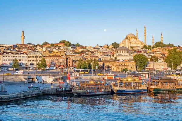 İstanbul, 6 Ağustos 2020 yaz ve sabah saatlerinde İstanbul 'dan şehir hayatı ve şehir manzarası..