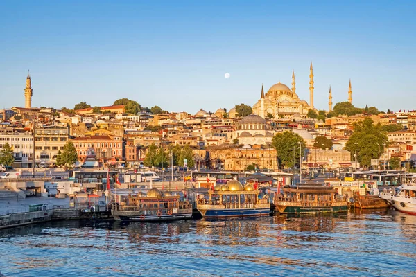 İstanbul, 6 Ağustos 2020 yaz ve sabah saatlerinde İstanbul 'dan şehir hayatı ve şehir manzarası..