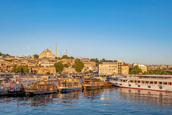 İstanbul, 6 Ağustos 2020 yaz ve sabah saatlerinde İstanbul 'dan şehir hayatı ve şehir manzarası..