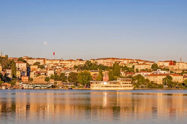 İstanbul, 6 Ağustos 2020 yaz ve sabah saatlerinde İstanbul 'dan şehir hayatı ve şehir manzarası..