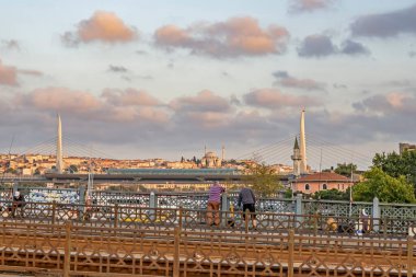 İstanbul, Hindi-Ağustos 7.2020 Yaz mevsimi ve sabah saatlerinde İstanbul 'dan şehir hayatı ve şehir manzarası