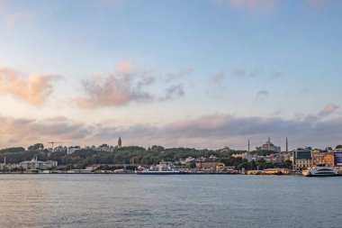İstanbul, Hindi-Ağustos 7.2020 Yaz mevsimi ve sabah saatlerinde İstanbul 'dan şehir hayatı ve şehir manzarası
