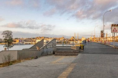 İstanbul, Hindi-Ağustos 7.2020 Yaz mevsimi ve sabah saatlerinde İstanbul 'dan şehir hayatı ve şehir manzarası