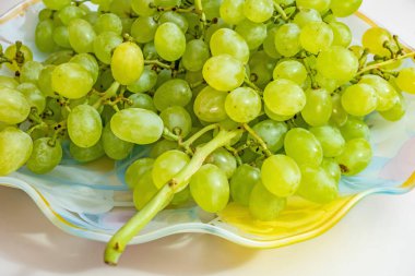 Tabaktaki beyaz üzümleri kapat.