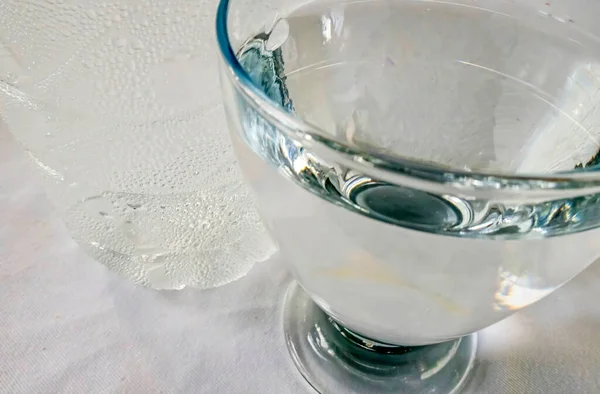 Prêt Boire Eau Dans Une Tasse Verre — Photo