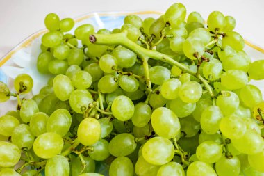 Tabaktaki beyaz üzümleri kapat.