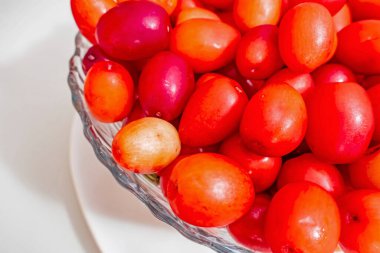 Süslü tabakta kızılcık meyvesi