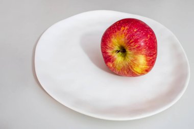 Beyaz tabakta kırmızı elmalar