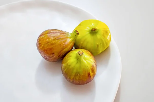 Fertig Verzehrte Feigenfrüchte Auf Weißem Teller — Stockfoto