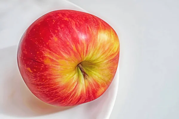 白盘上的红苹果 — 图库照片