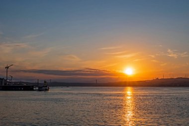 İstanbul, Hindi-Ağustos 11.2020 Yaz ve Sabah saatlerinde İstanbul 'dan şehir hayatı ve şehir manzarası 