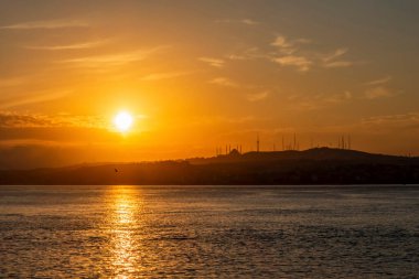 İstanbul, Hindi-Ağustos 11.2020 Yaz ve Sabah saatlerinde İstanbul 'dan şehir hayatı ve şehir manzarası 