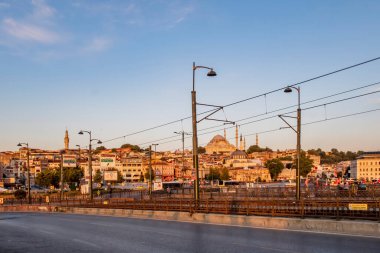 İstanbul, Hindi-Ağustos 11.2020 Yaz ve Sabah saatlerinde İstanbul 'dan şehir hayatı ve şehir manzarası 