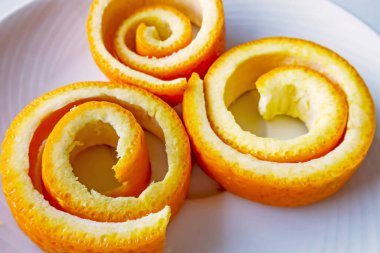 Dekoratif portakal kabukları beyaz tabakta