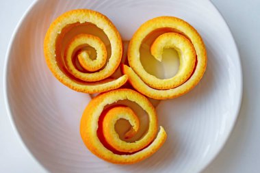 Dekoratif portakal kabukları beyaz tabakta