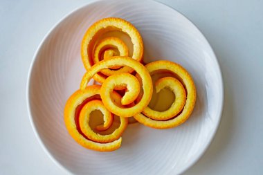 Dekoratif portakal kabukları beyaz tabakta