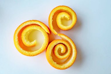 Dekoratif portakal kabukları beyaz tabakta