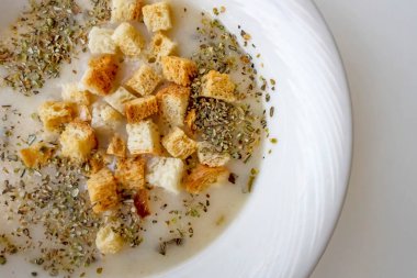 Geleneksel Türk çorbası, çıtır ekmek ve kekik yemeye hazır.