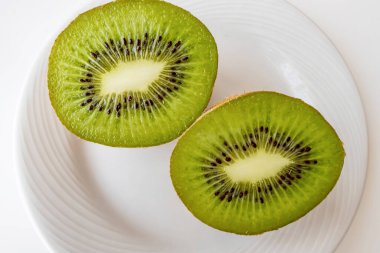 Dilimlenmiş kivi meyvesi beyaz tabakta