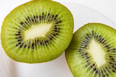 Dilimlenmiş kivi meyvesi beyaz tabakta