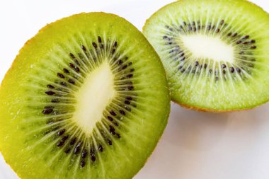 Dilimlenmiş kivi meyvesi beyaz tabakta