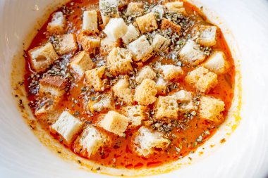 Geleneksel Türk çorbası, çıtır ekmek ve kekik yemeye hazır.