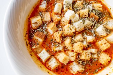 Geleneksel Türk çorbası, çıtır ekmek ve kekik yemeye hazır.