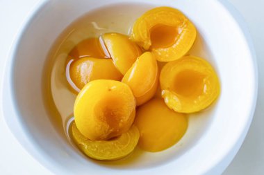 Beyaz bir kasede kayısı yemeye hazır.