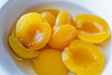 Beyaz bir kasede kayısı yemeye hazır.