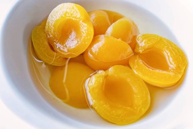 Beyaz bir kasede kayısı yemeye hazır.