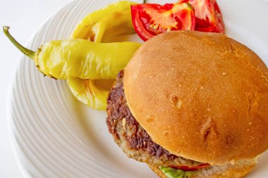  Tabakta yeşil biberli ve domatesli hamburger