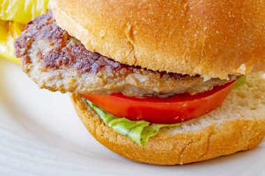  Tabakta yeşil biberli ve domatesli hamburger