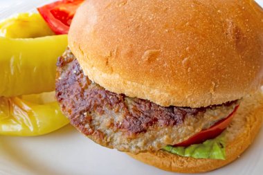  Tabakta yeşil biberli ve domatesli hamburger