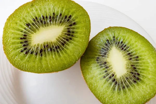 Dilimlenmiş kivi meyvesi beyaz tabakta