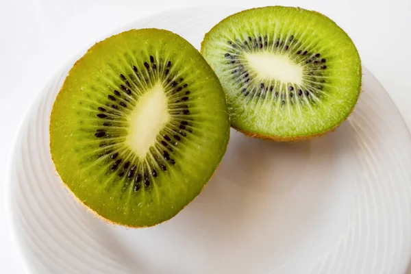 Dilimlenmiş kivi meyvesi beyaz tabakta