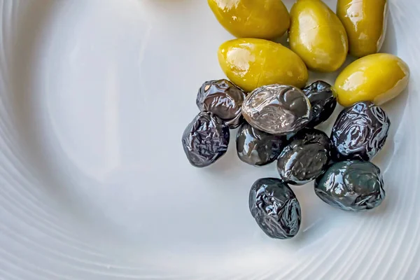 Černé Zelené Olivy Bílém Talíři — Stock fotografie