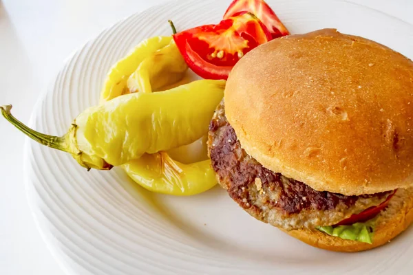 Hamburger Con Peperoni Verdi Pomodori Piatto — Foto Stock