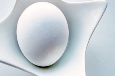  Süslü tabakta kaynamış yumurta.