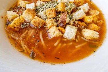 Geleneksel Türk çorbası, çıtır ekmek ve kekik yemeye hazır.