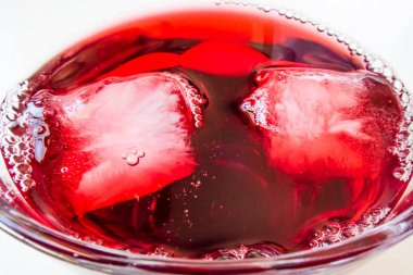 Buzlu vişne suyu bardakta