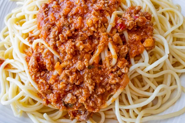 Spagetti Paradicsomszósszal Fehér Tálcán — Stock Fotó