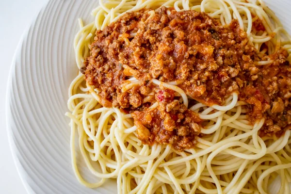 Espaguetis Con Salsa Tomate Plato Blanco —  Fotos de Stock