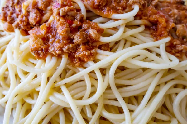 Espaguetis Con Salsa Tomate Plato Blanco —  Fotos de Stock
