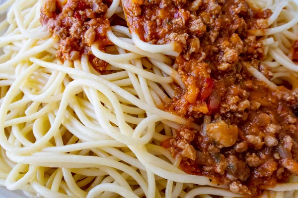 Espaguetis Con Salsa Tomate Plato Blanco —  Fotos de Stock