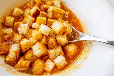 Geleneksel Türk çorbası ve çıtır ekmek yemeye hazır.