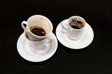 Siyah arka planda bir fincan Türk kahvesi.