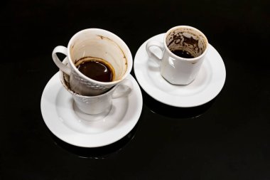 Siyah arka planda bir fincan Türk kahvesi.