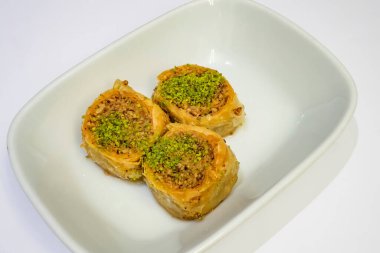Fıstıklı rulo şeklinde Türk baklavası.